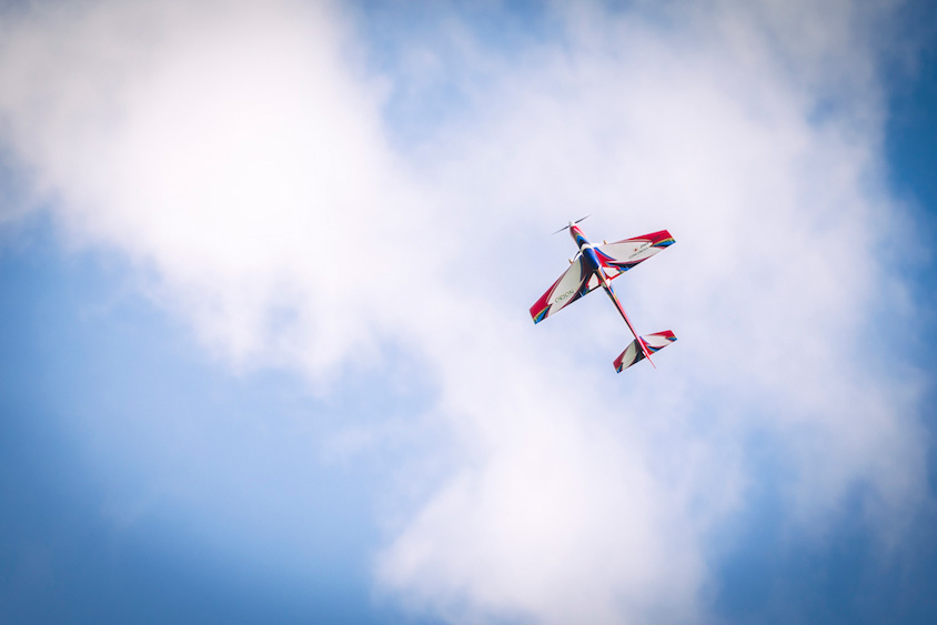 大空を飛ぶラジコン飛行