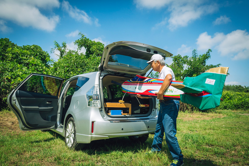 トヨタ・プリウスαからラジコン飛行機を取り出す中澤さん