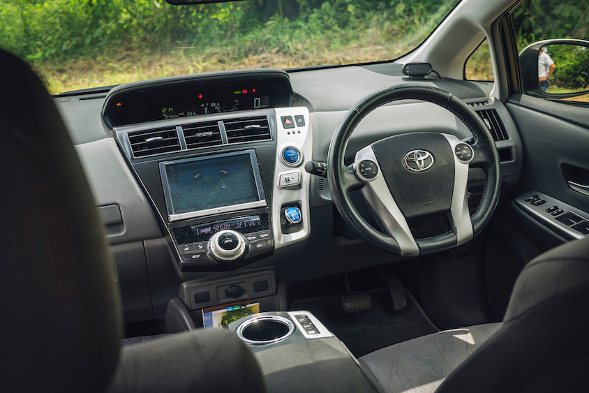 トヨタ・プリウスαの運転席