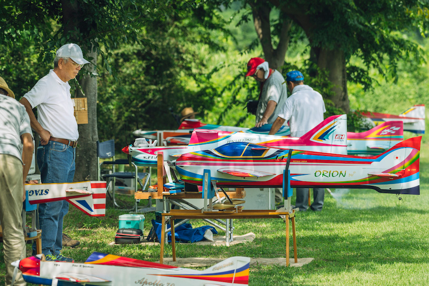 仲間と並んで飛行機を整備する中澤さん