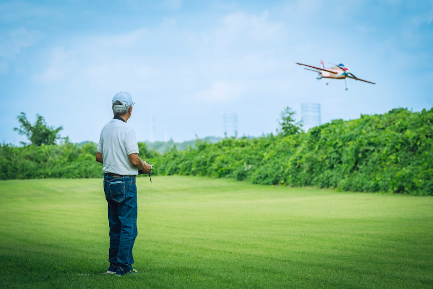 ラジコン飛行機を飛ばす中澤さん