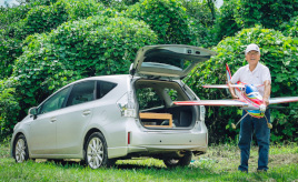 大型ラジコン飛行機を飲み込むプリウスαへの、並外れた信頼と秘めた想い