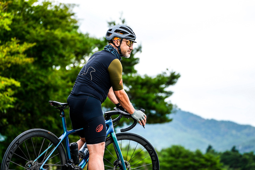 ロードバイクにまたがる北川史和さん