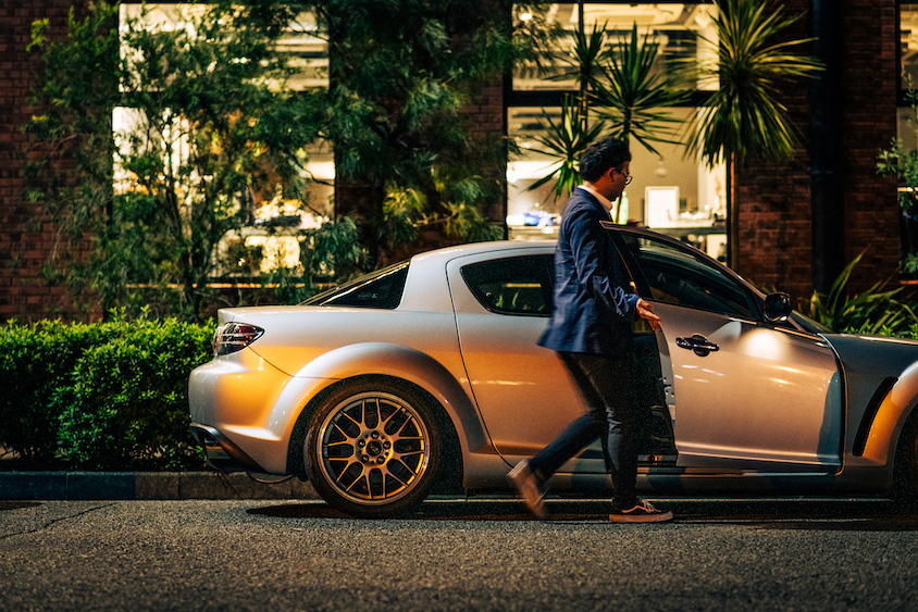 マツダ・RX-8に乗り込む嶋田さん