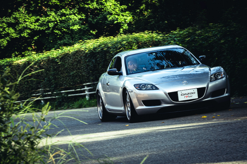 走行するマツダ・RX-8