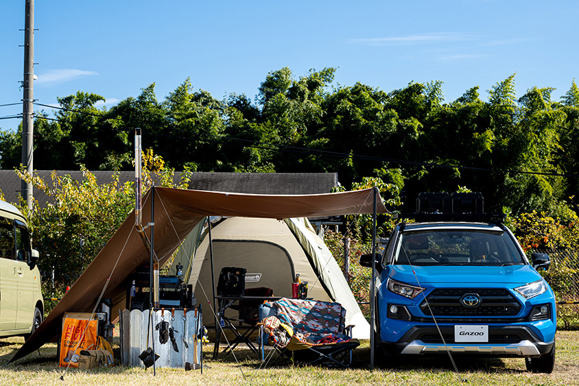 トヨタ・RAV4『アドベンチャー』とキャンプサイト