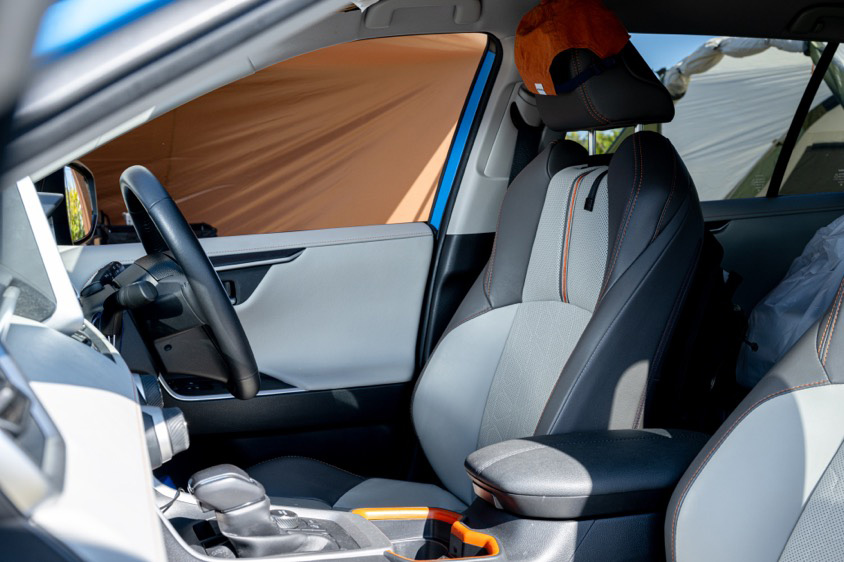 トヨタ・RAV4『アドベンチャー』の運転席