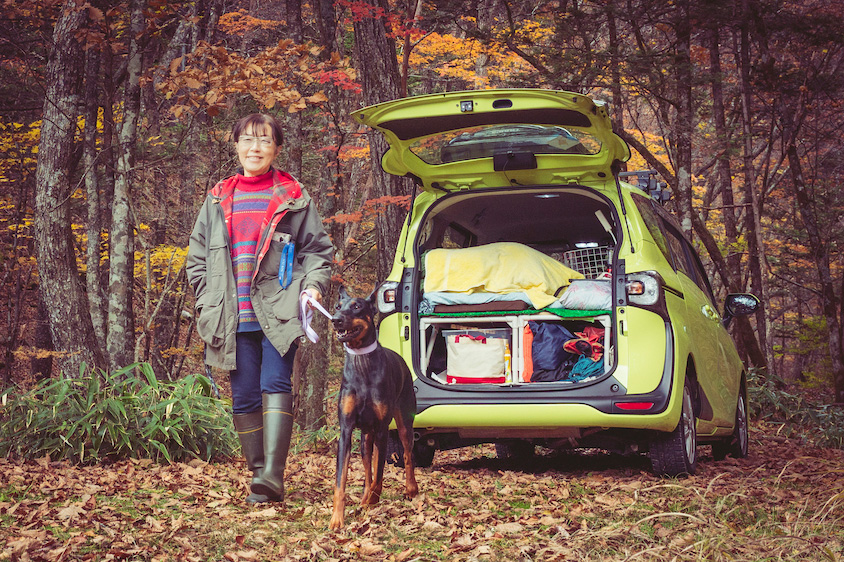 トヨタ・シエンタと岡田さんと愛犬のドーベルマン