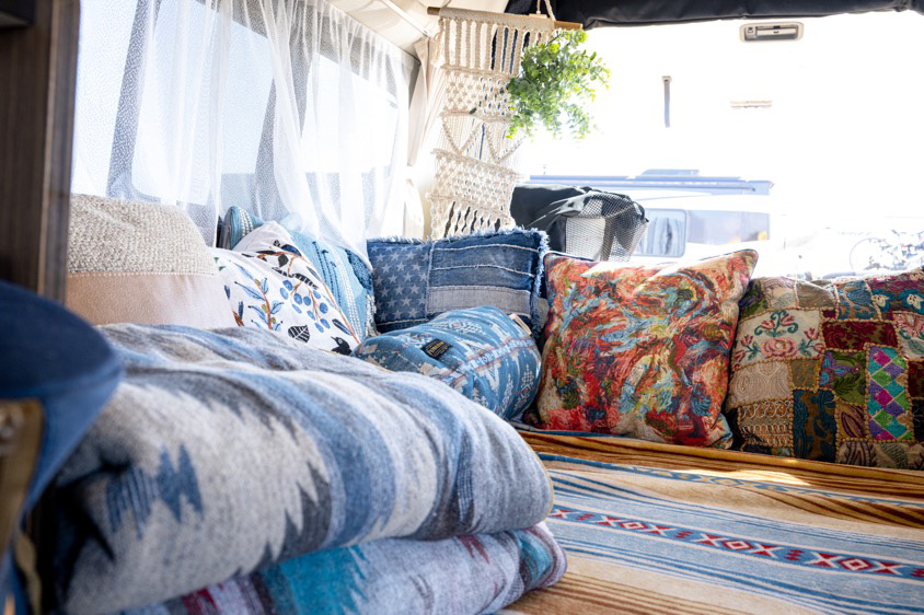 トヨタ・ハイエースの車中泊アイテム