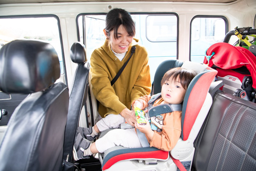 ホンダ・ライフステップバンでチャイルドシートに座る弟君