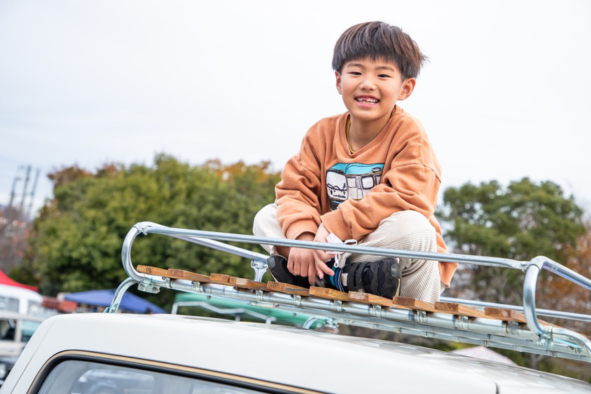 ホンダ・ライフステップバンのルーフキャリアに乗るお兄ちゃん