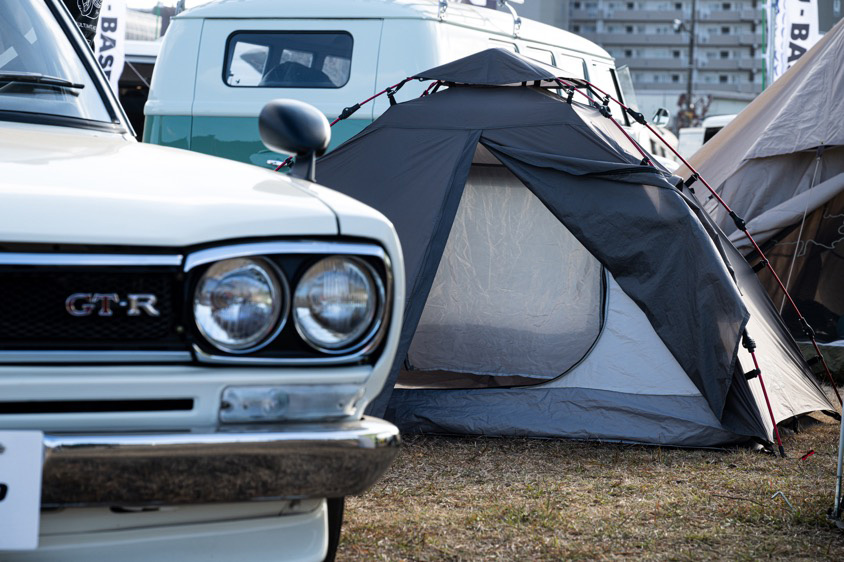 日産・スカイラインGT-R（ハコスカ）と一人用テント