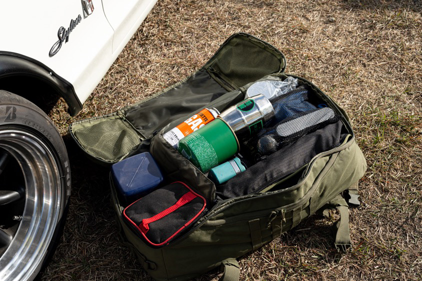 コンパクトにまとめられたキャンプ道具