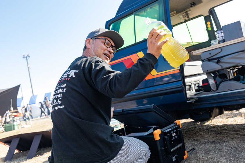 冷たい飲み物を出すOGAさん