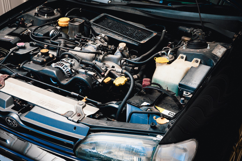初代スバル・インプレッサWRXのエンジンルーム