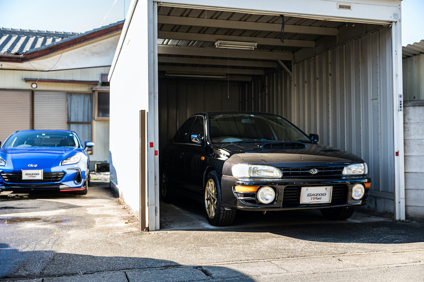 ガレージに収まる初代スバル・インプレッサWRX
