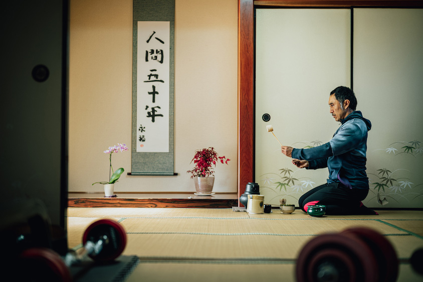 床の間でお茶をたてるマリオ高野さん
