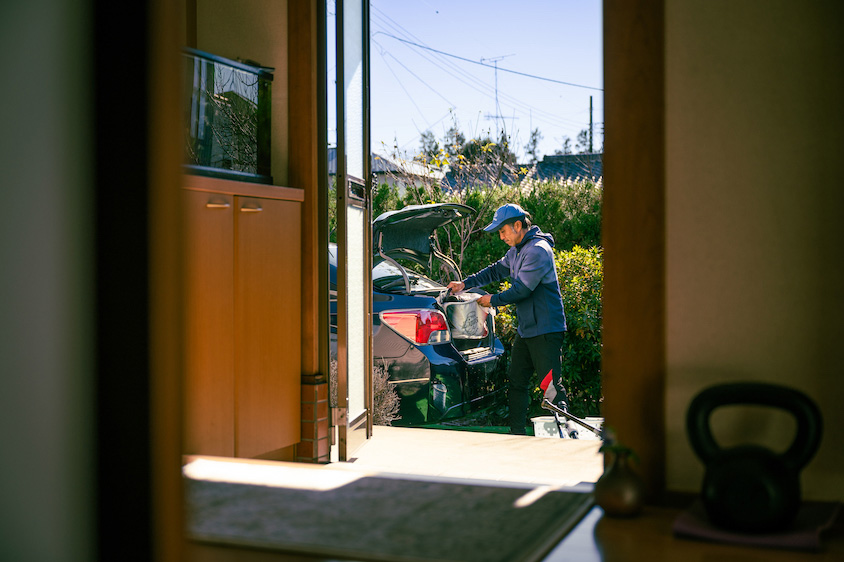 スバル・インプレッサG4に荷物を積むマリオ高野さん