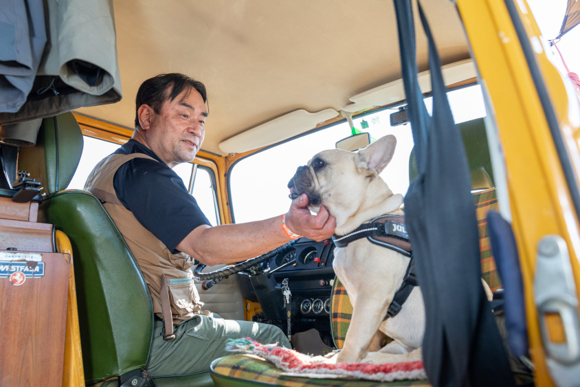 フォルクスワーゲン・タイプ2 ワーゲンバスの運転席に座るえりもぐさん