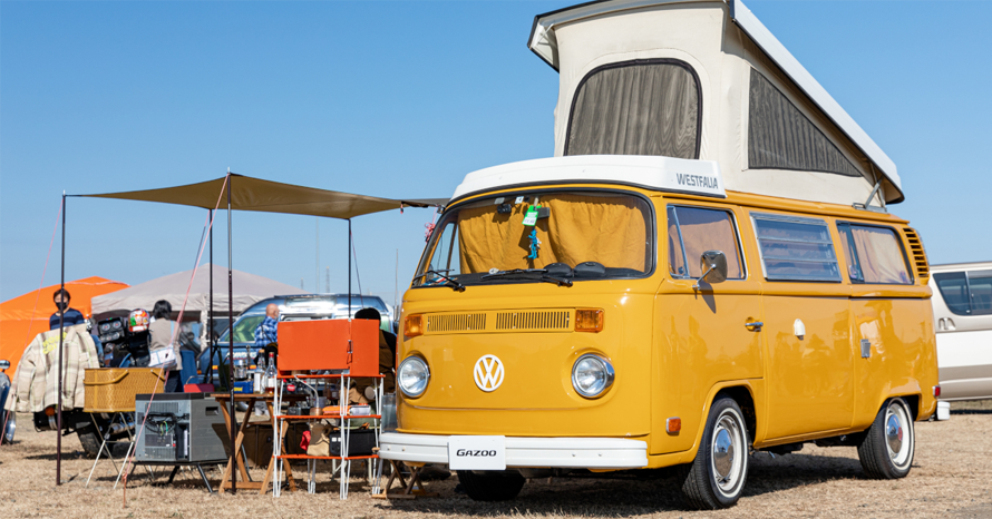 キャンピングカー仕様の1976年式ワーゲンバスは、クルマもアウトドアも