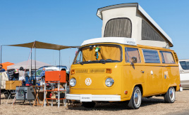 キャンピングカー仕様の1976年式ワーゲンバスは、クルマもアウトドアも  