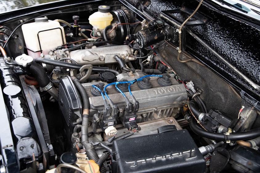 トヨタ・トヨペット クラウンのエンジンルーム