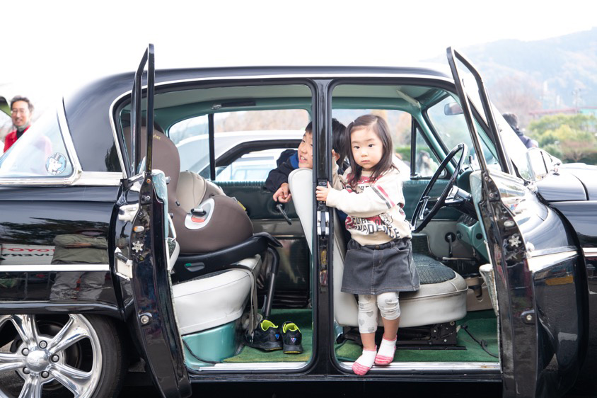 トヨタ・トヨペット クラウンの観音開きから除く小林さんのお子さん