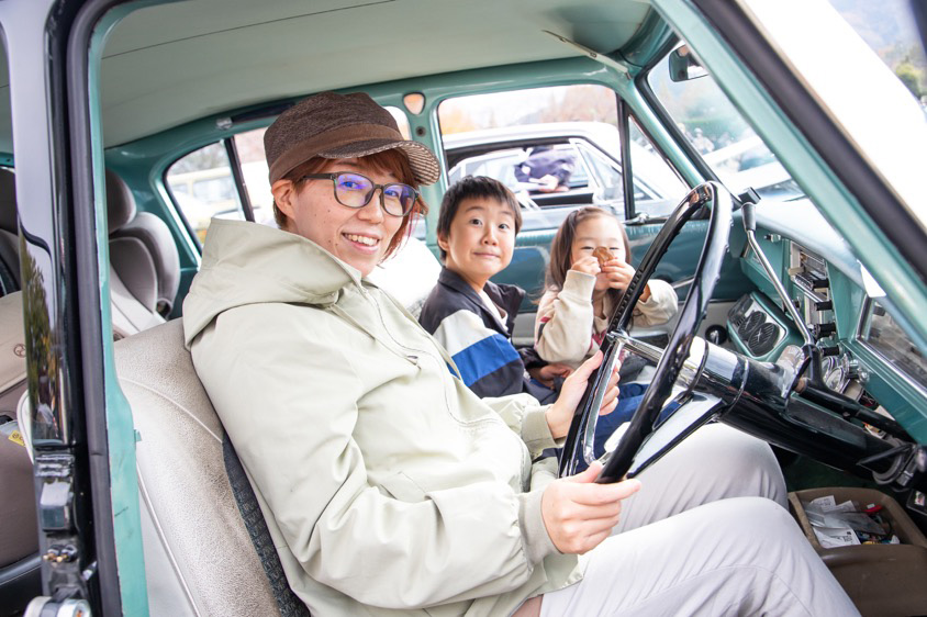 トヨタ・トヨペット クラウンの運転席に座る小林さんの奥様