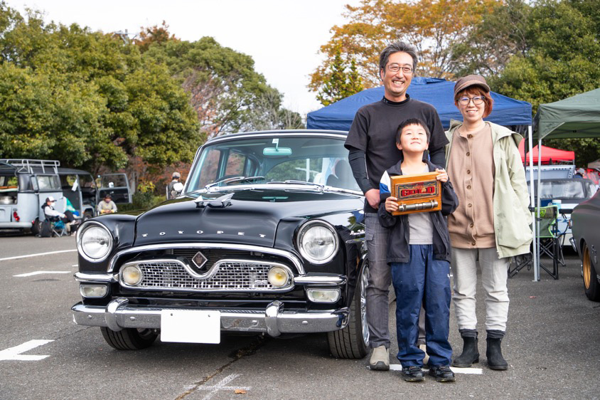 トヨタ・トヨペット クラウンとトロフィーと一緒に