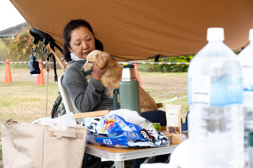 愛犬を抱く赤城さんの妹さん