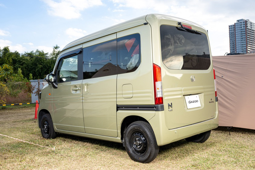 ホンダ・N-VANの左リアビュー