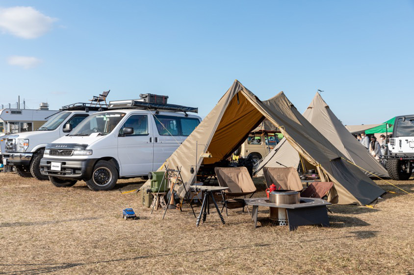 マツダ・ボンゴフレンディとテント