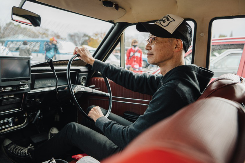 日産・グロリア（タテグロ）の運転席に座るkazzeeさん