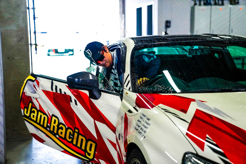 トヨタ・86から降りる半田さん