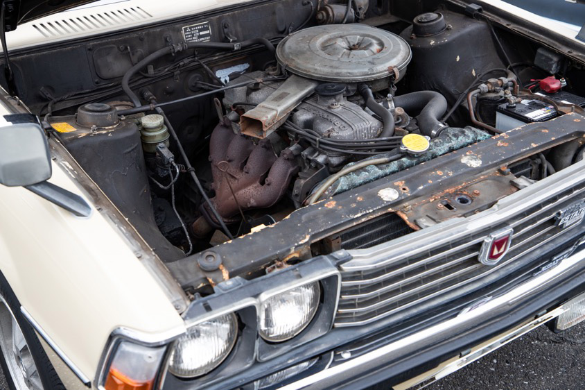 三菱・ギャランシグマ 2000スーパーエステートのエンジンルーム