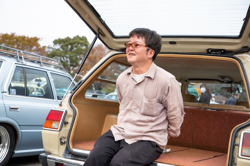 三菱・ギャランシグマ 2000スーパーエステートのリアに座る冨澤さん