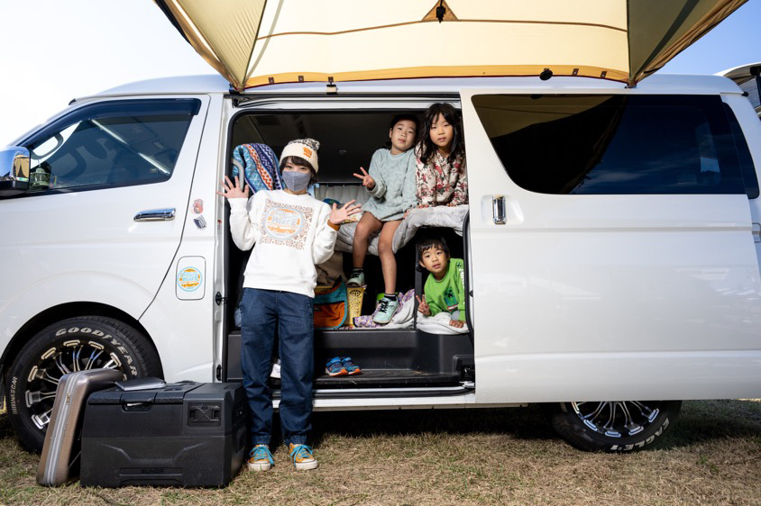 ハイエースで車中泊ライフを楽しむ2組の親子。それぞれが手に入れた