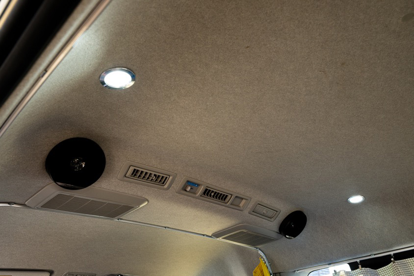 みーまるさんがトヨタ・ハイエースにカスタムしたLED