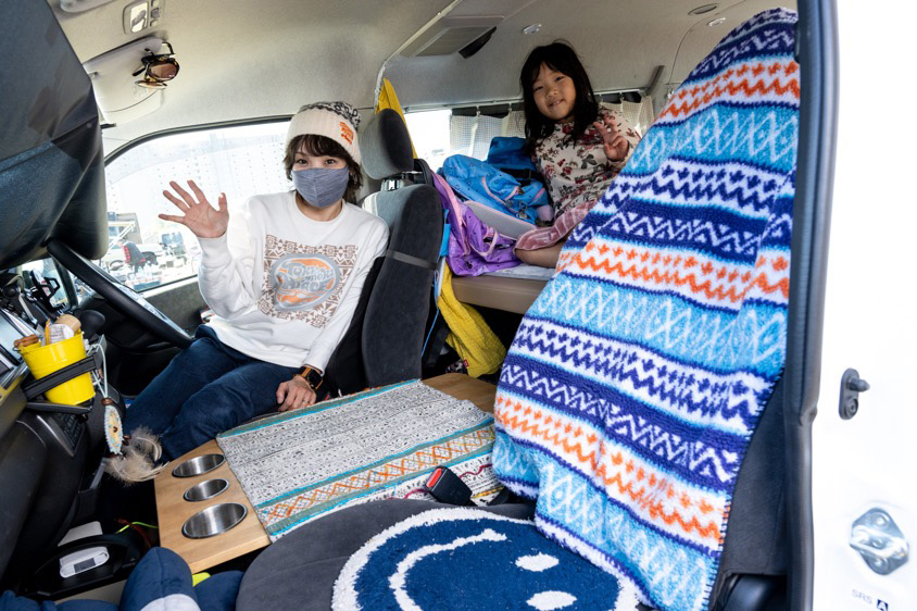 トヨタ・ハイエースにみーまるさんがDIYしたセンターコンソール