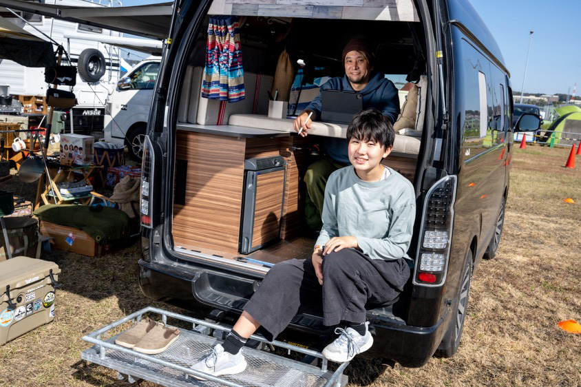 ハイエースで車中泊ライフを楽しむ2組の親子。それぞれが手に入れた幸せの形とは？ | クルマ情報サイトｰGAZOO.com