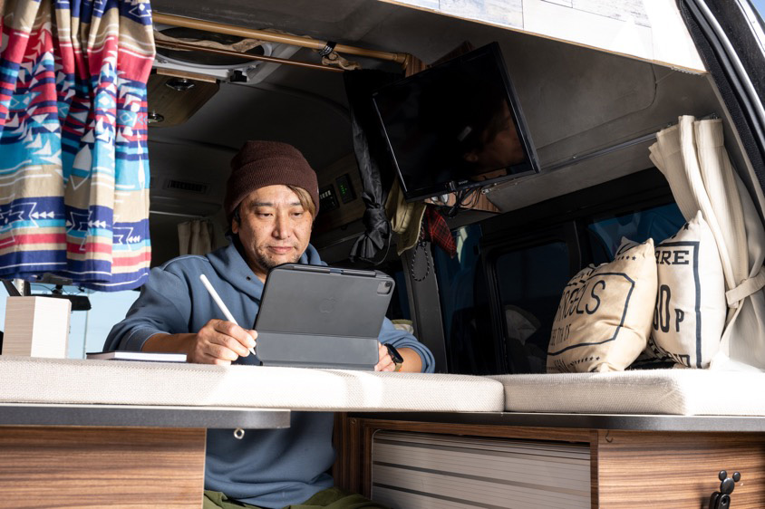 トヨタ・ハイエースで作業をするハムさん