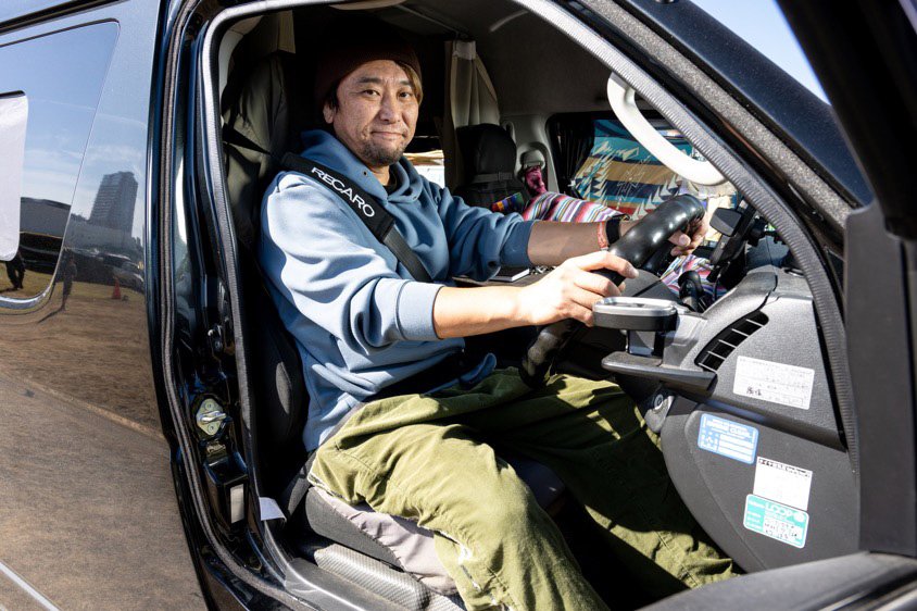 トヨタ・ハイエースの運転席に座るハムさん