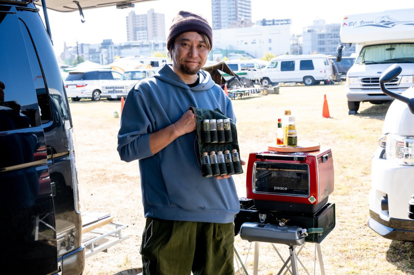 スパイスを見せるトヨタ・ハイエースオーナーのハムさん