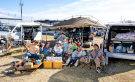 ハイエースで車中泊ライフを楽しむ2組の親子。それぞれが手に入れた幸せの形とは？
