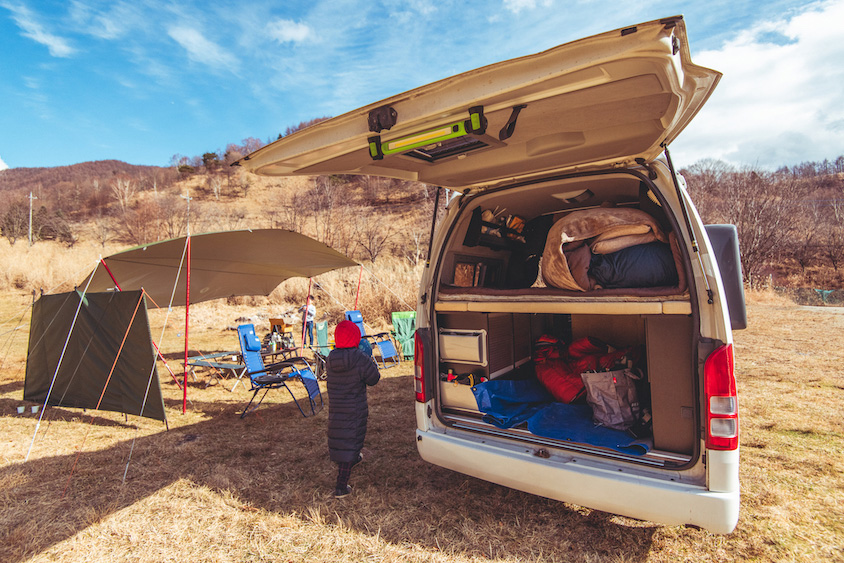 トヨタ・ハイエースのリアとキャンプの様子