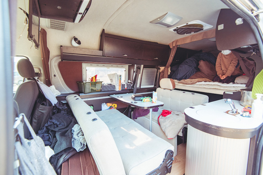 トヨタ・ハイエースToy Factory製の「BADEN」の車内