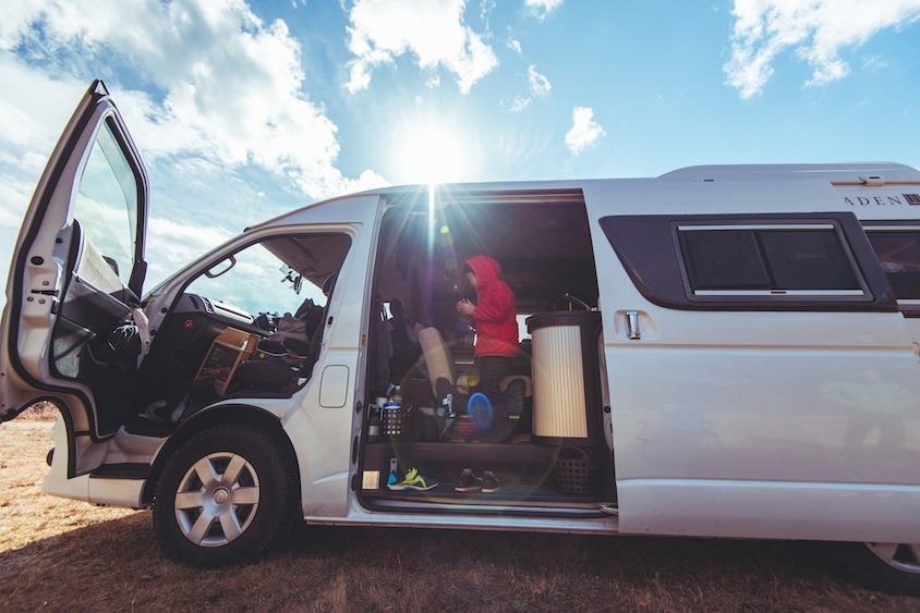 トヨタ・ハイエースToy Factory製の「BADEN」の左サイドビュー