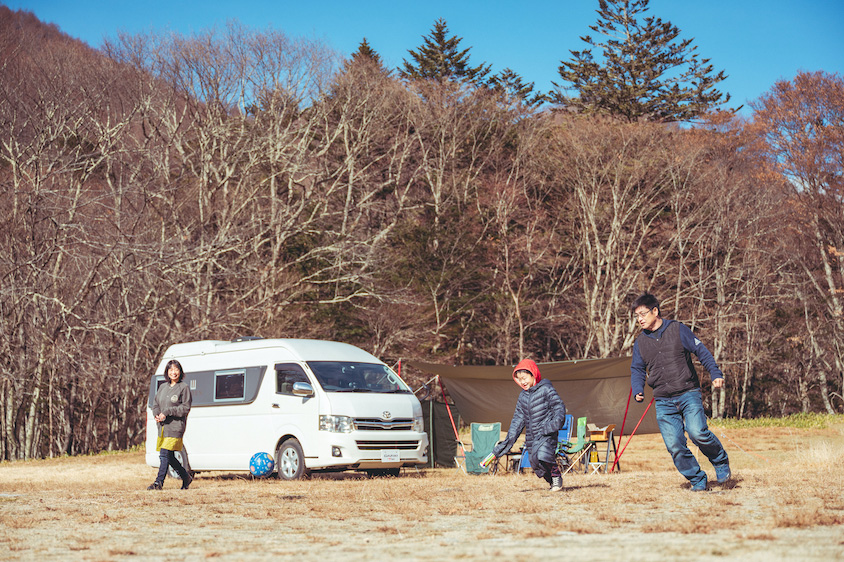お子さんとサッカーで楽しむトヨタ・ハイエースオーナーの𡈽田さん