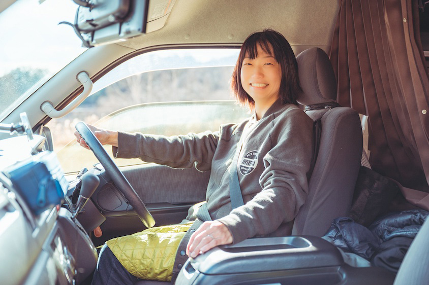 トヨタ・ハイエースToy Factory製の「BADEN」の運転席に座る𡈽田さんの奥様