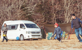 小学校教諭の一家が、ハイエースのキャンパーで誰もいない草原を目指す理由